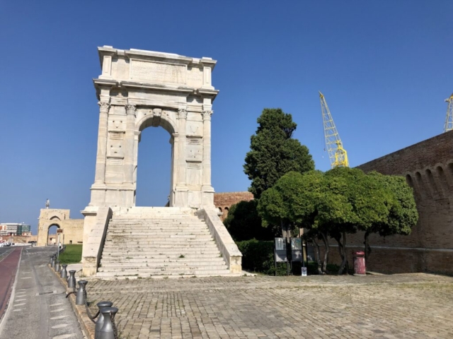 Römische Tore am Hafen